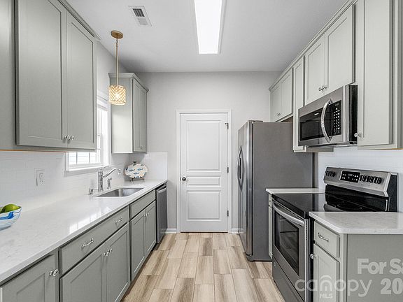 5th image of 558 Calen Ln