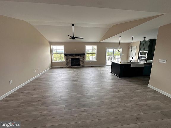 4th image of 122 Portia Blvd