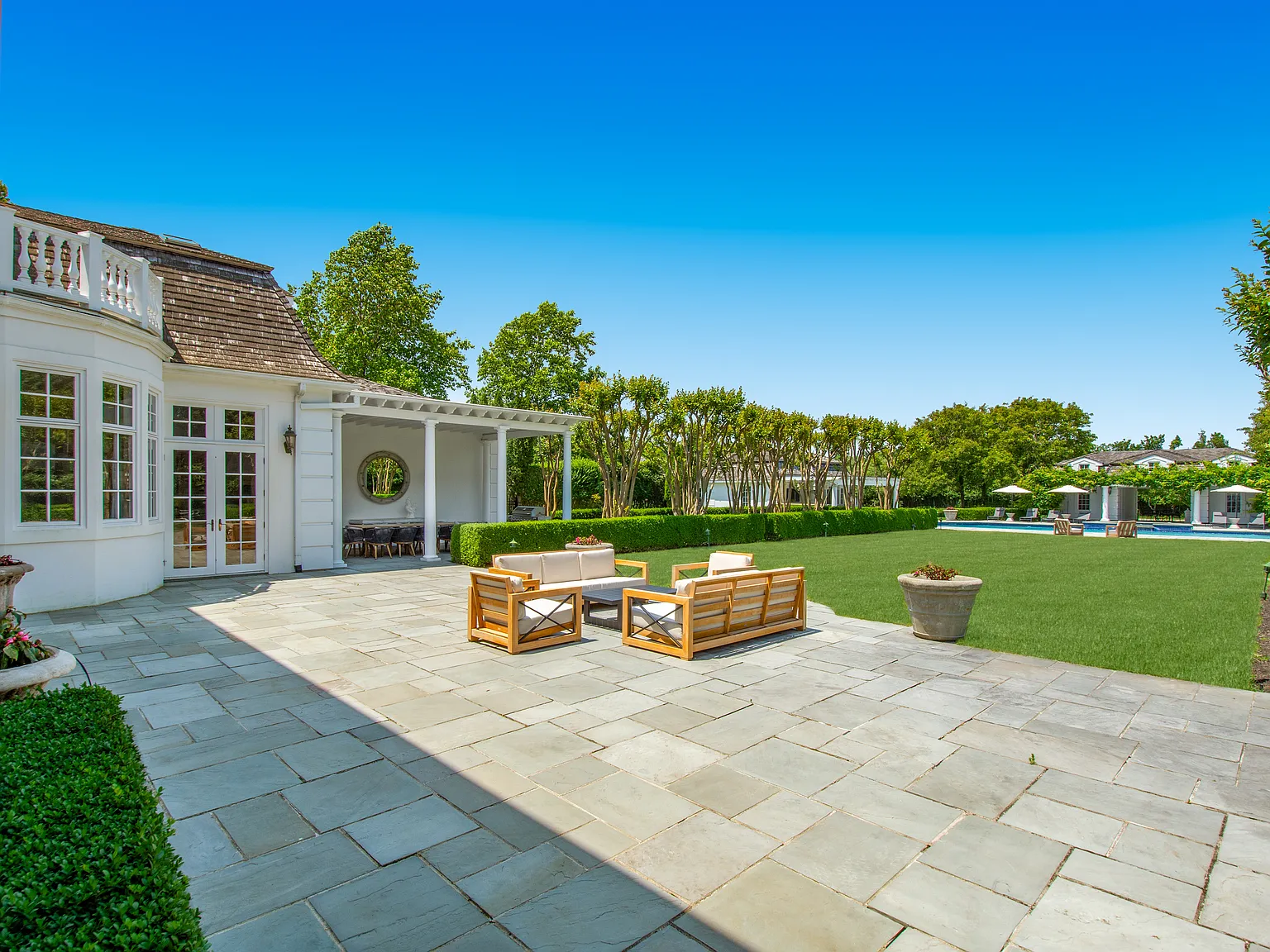 2 Acre, SHV Near Ocean, with Guest House, Gym & Basketball — Photo 4
