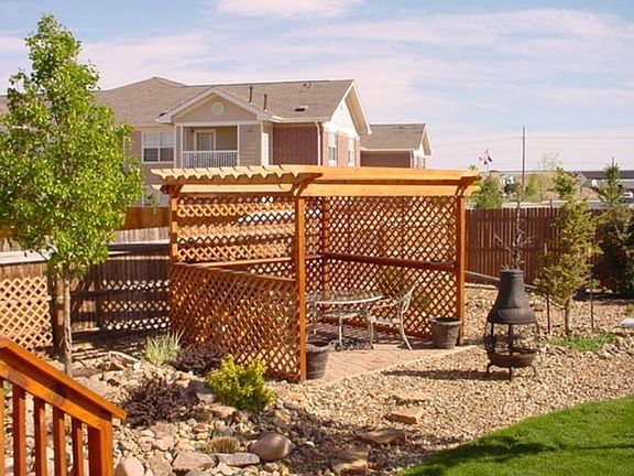 Relax backyard w/Mountain views 