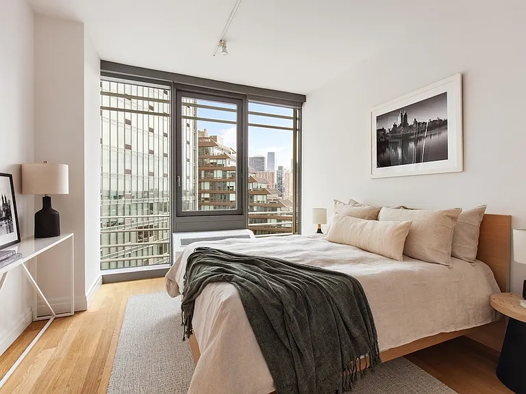 550 W 54th St #2130 — Photo 4