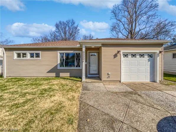 9220 Lynnhaven Rd, Parma Heights, OH 44130