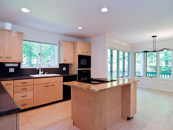 4th image of 20 Avondale Ct