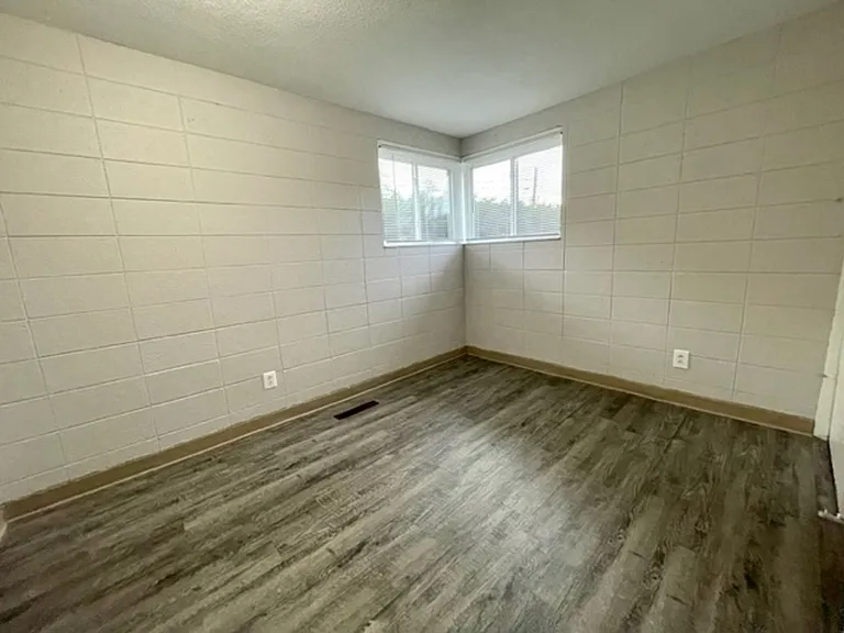 Apartment off 28th and Clyde Park Available — Photo 81