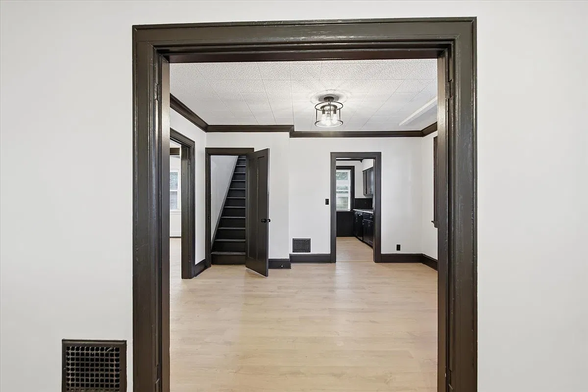 3 bed, 1250 sqft, $2,100 — Photo 4