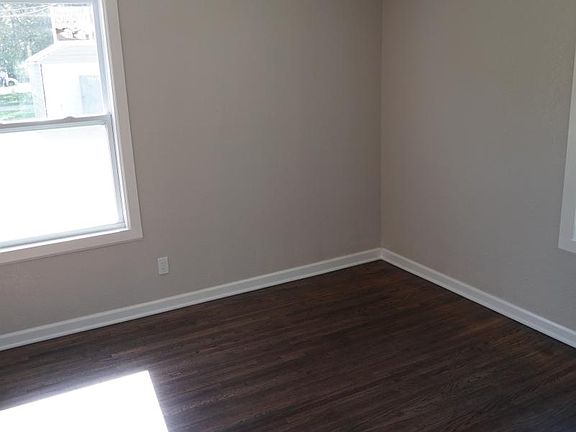 Bedroom w/ ceiling fan