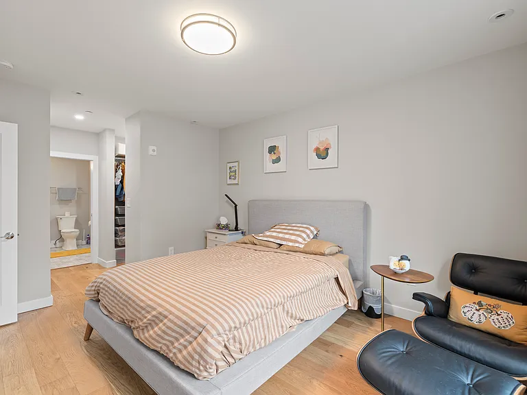 10-16 Everett St #204 — Photo 11
