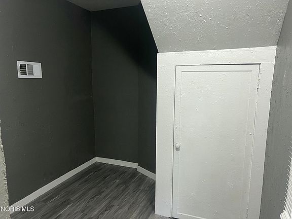 5th image of 913 Berry St