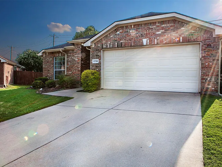 1796 Barton Springs Dr — Photo 2