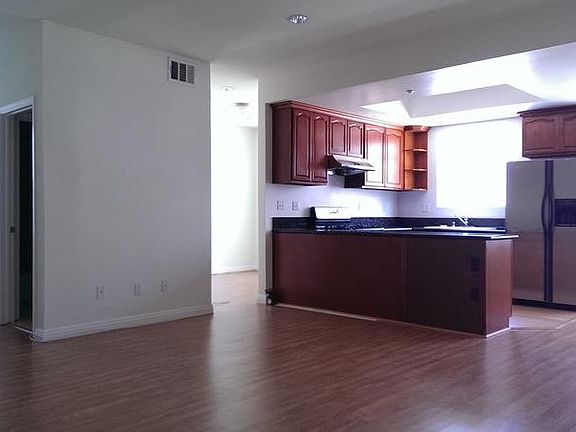 5th image of 9338 Somerset Blvd