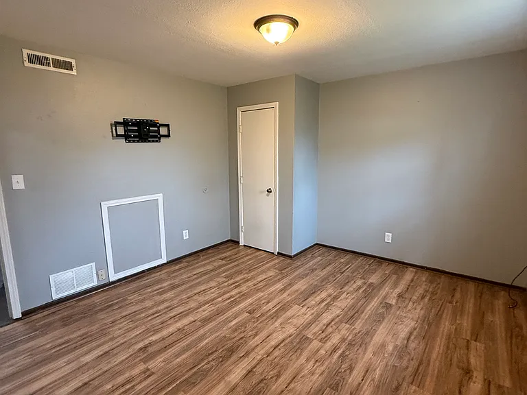 806 Pond St — Photo 5