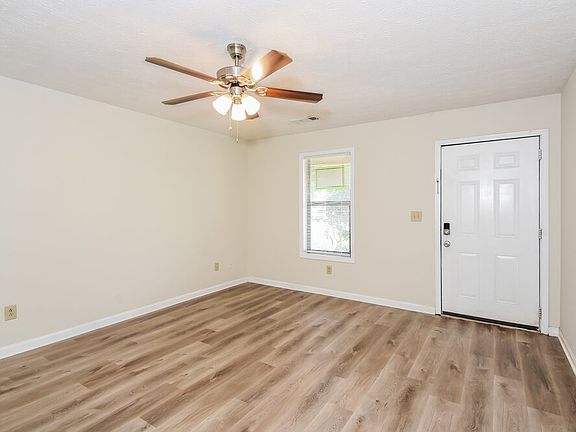 4th image of 320 Freeport Dr