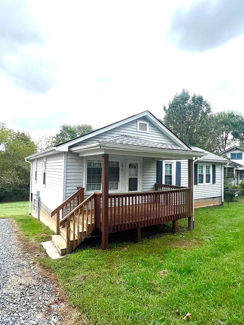 2 bedroom 1 bath Bungalow in North West Asheville — Photo 2