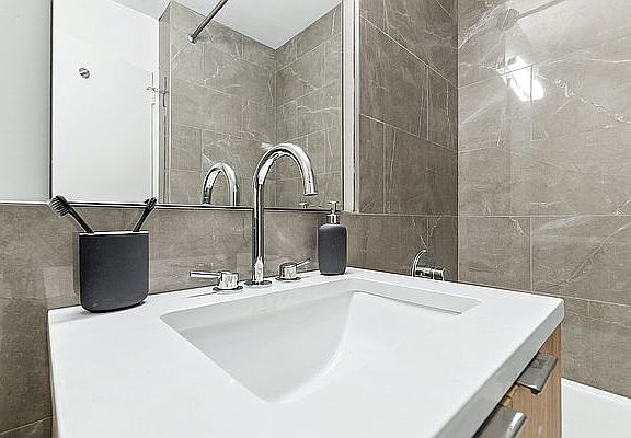 4th image of 546 Main St APT 519