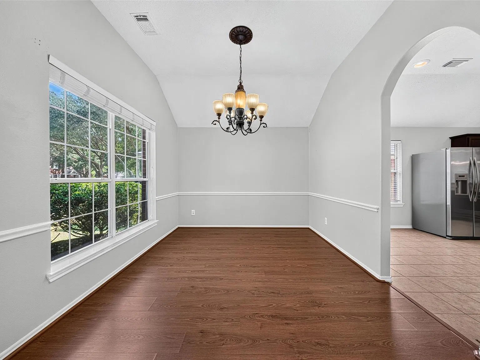 4 bed, 2.0 bath, 1962 sqft, $2,100 — Photo 3