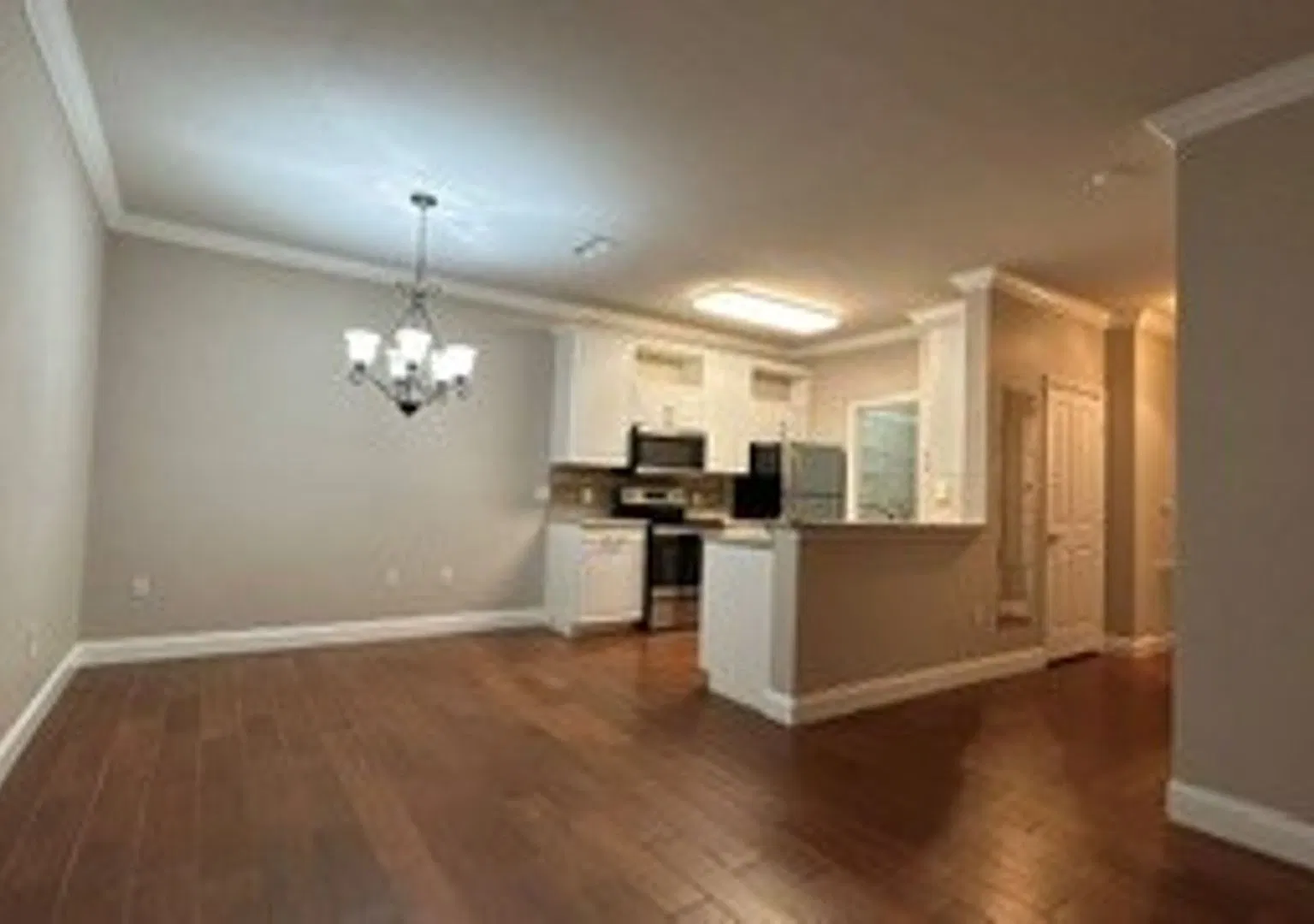 Beautiful 1BR/1BA corner unit featuring an enclosed balcony — Photo 3