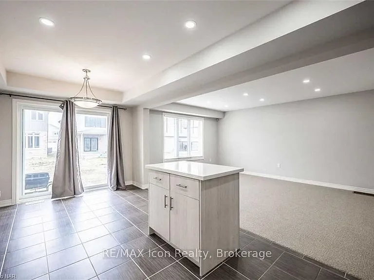135 Acacia Rd — Photo 8