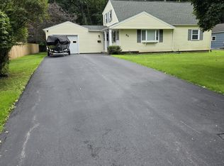 32 Mercedes Dr, Rochester, NY 14624