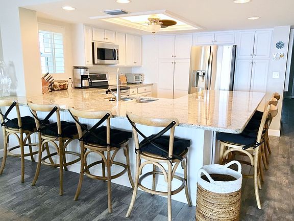 Kitchen w/ 7 Bar Stools