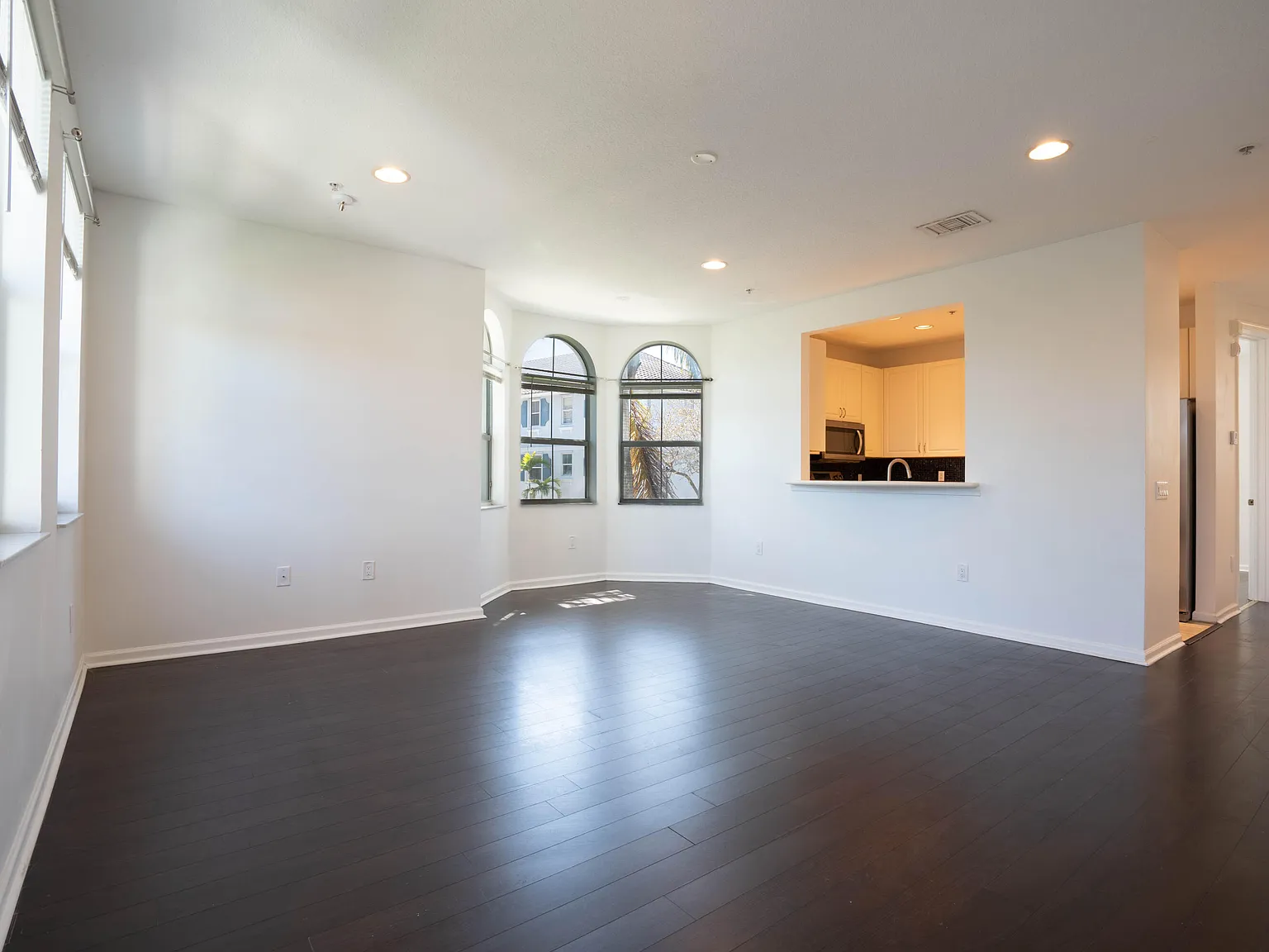4 bed, 4.0 bath, 1904 sqft, $3,000 — Photo 4