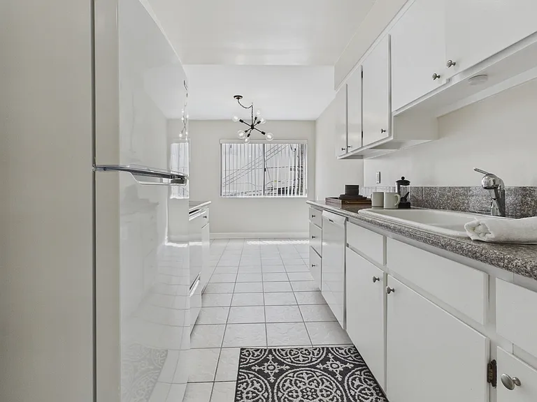 115 Doheny Apartments — Photo 57