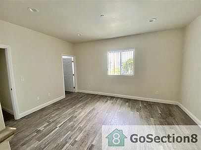 3rd image of 816 W 47th St #4