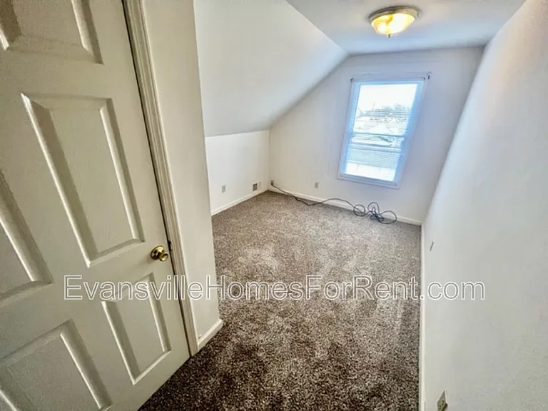 27 W Franklin St — Photo 11