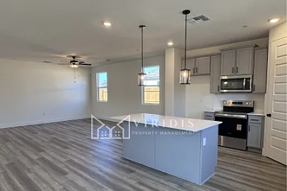 4 bed, 1842 sqft, $2,600 — Photo 2