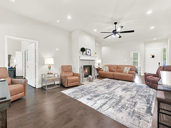 3rd image of 805 Hearthside Way