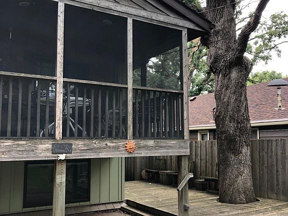 3rd image of 606 4th Ave NE