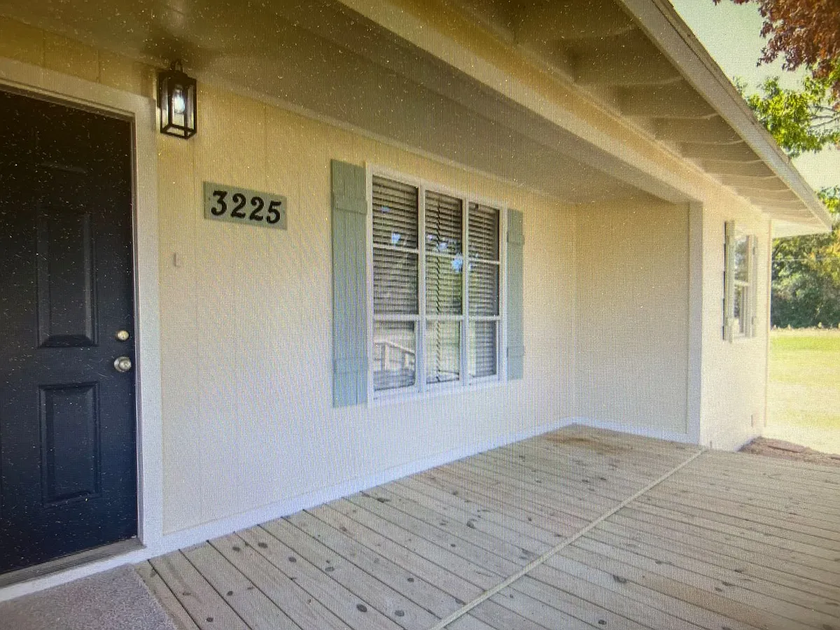 Building Photo - 3225 Evergreen Dr