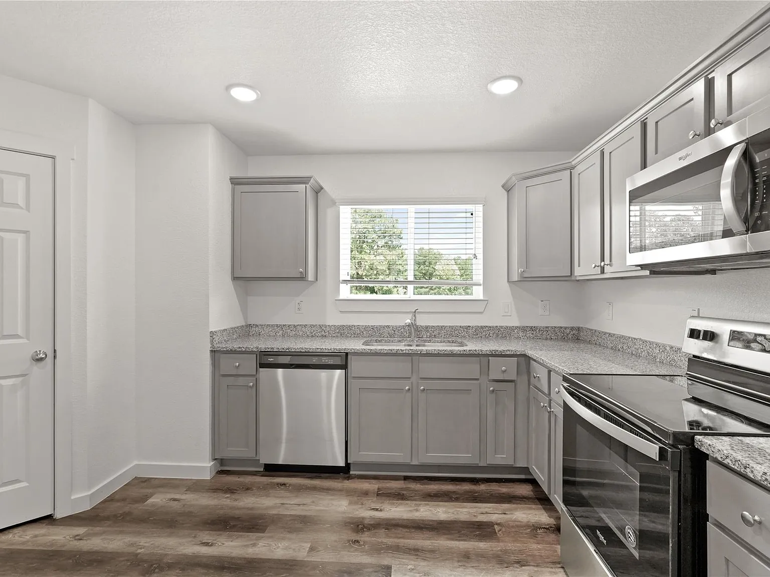 3 bed, 2.5 bath, 1688 sqft, $1,900 — Photo 2