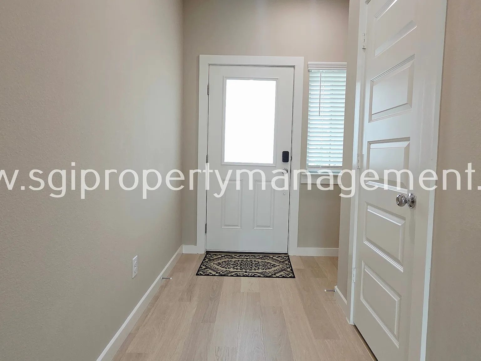 Modern 4 bedroom 2.5 bath! — Photo 2