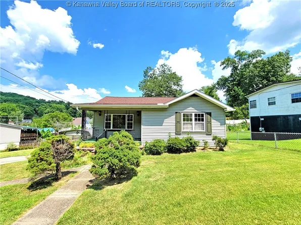115 Valley Dr, Nitro, WV 25143