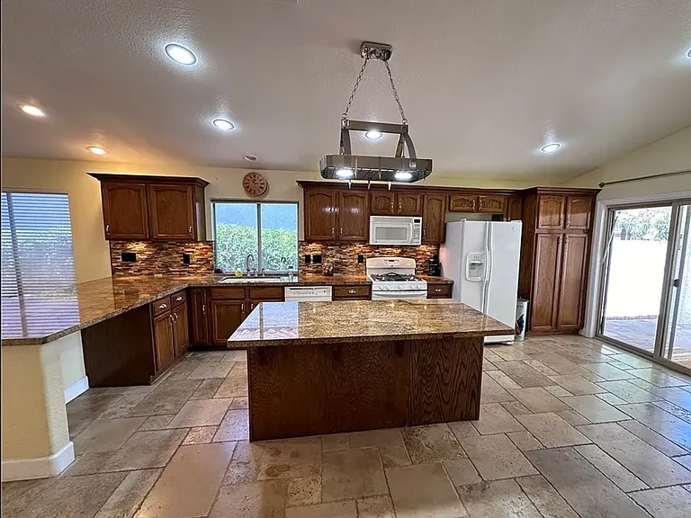1810 Stablegate Ave — Photo 2