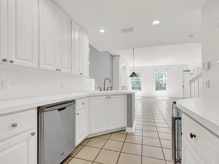 133 Wentworth Ct — Photo 12