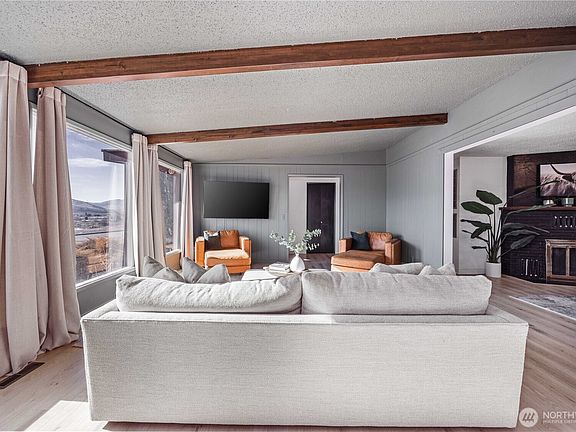 4th image of 608 Plaza Way