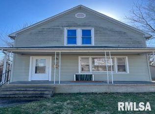 208 E Joplin St, Benton, IL 62812