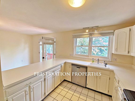 3rd image of 1051 Washington St