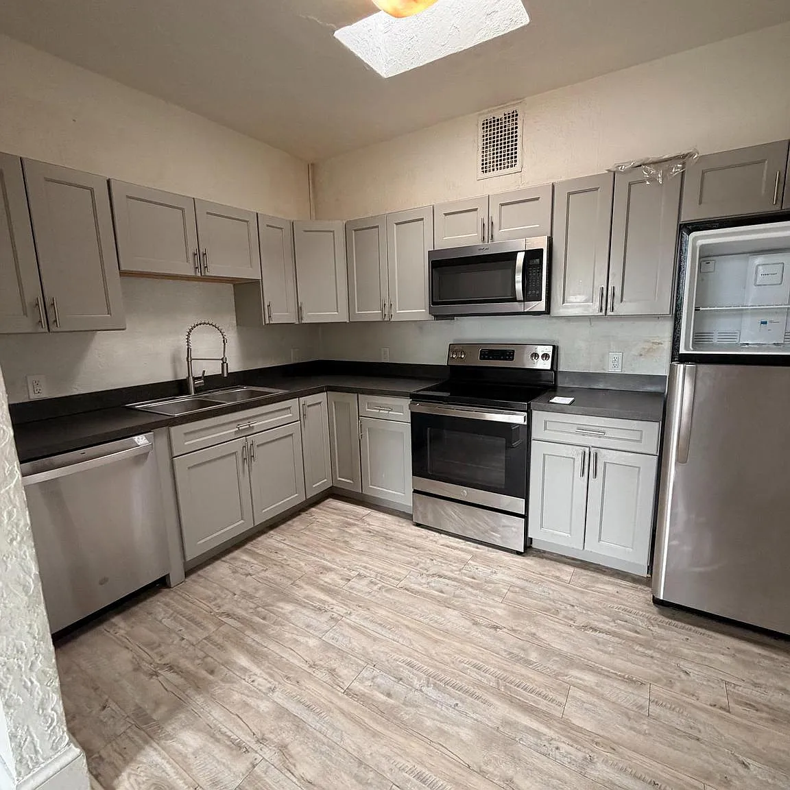 2 bed, 1075 sqft, $1,425 — Photo 3