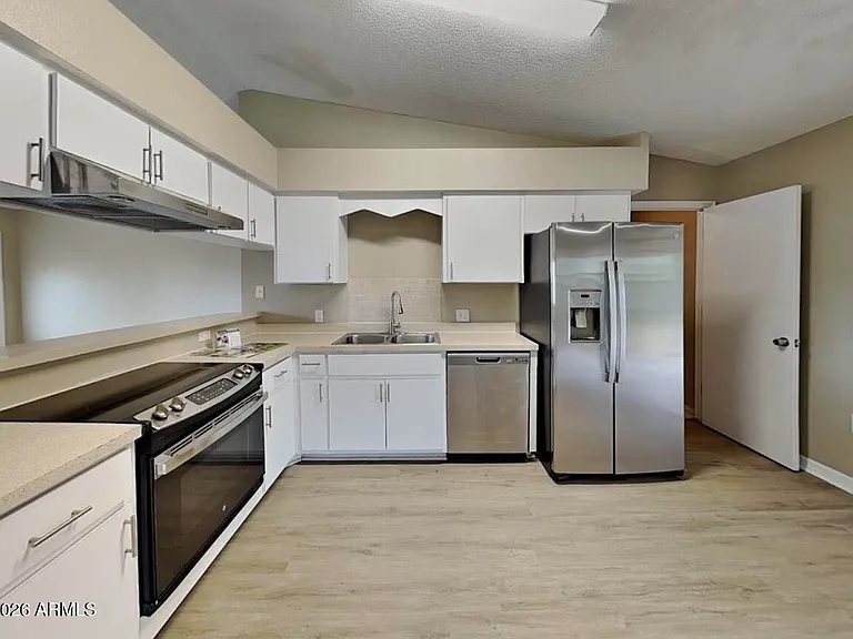8907 W Roma Ave — Photo 6