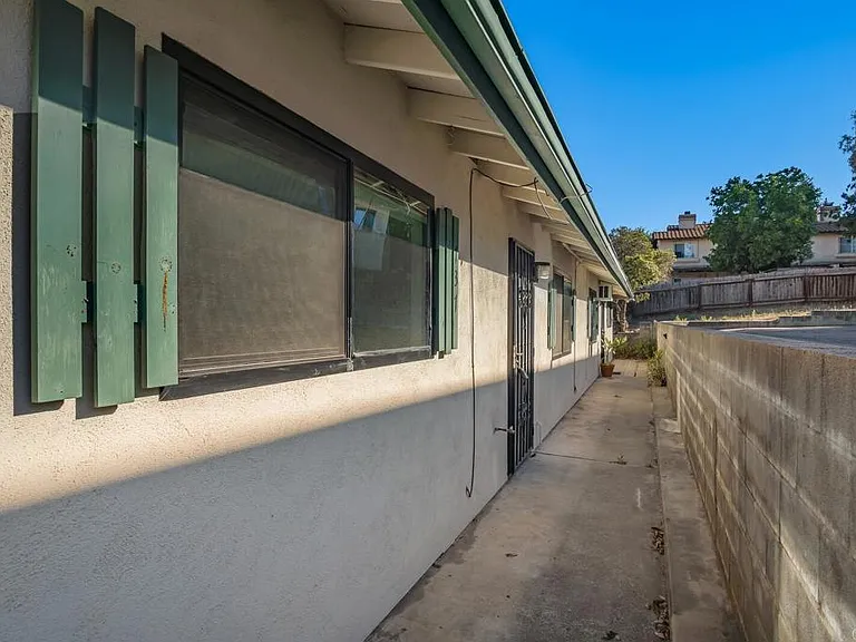 737 N Alda Dr — Photo 2