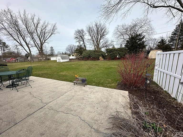 741 S Lombard Ave — Photo 3
