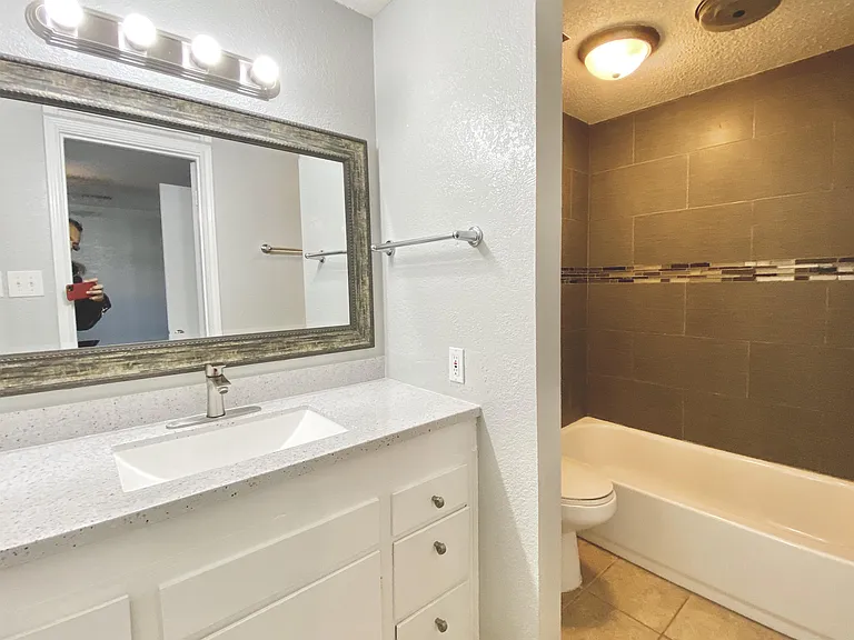 410 E 6th St #5 — Photo 6