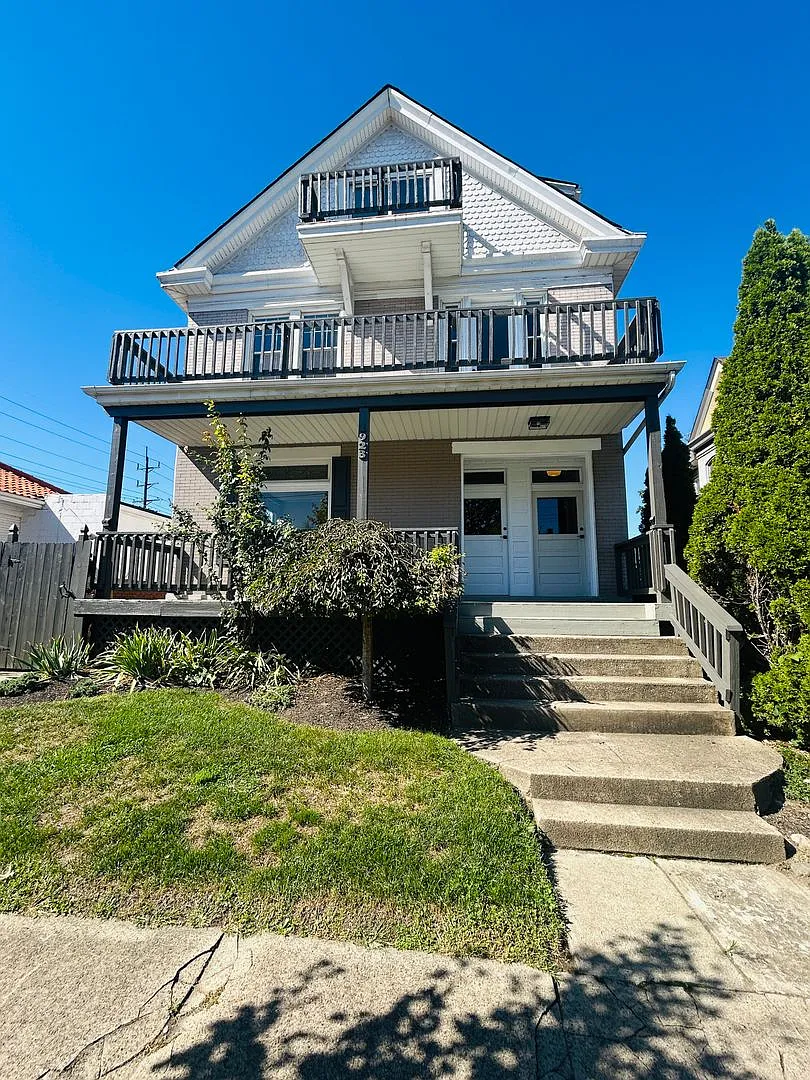 1923 Greenup St — Photo 3