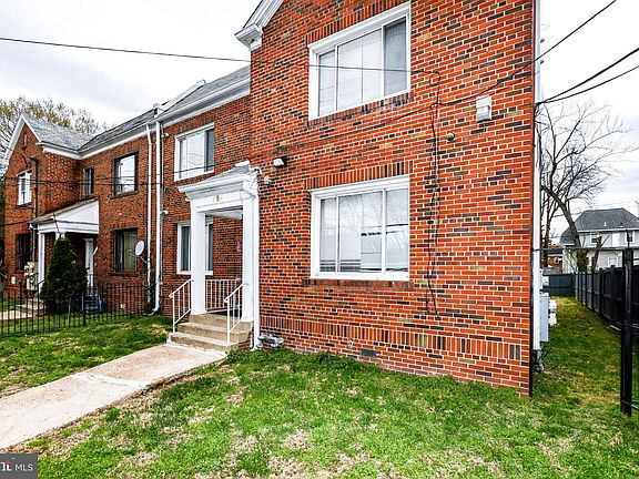 3rd image of 554 Newcomb St SE APT 4