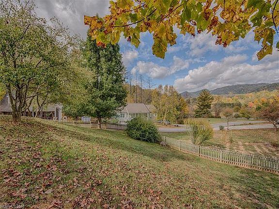 5th image of 144 Rachel Dr
