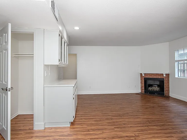 616 W Wilson Ave — Photo 5
