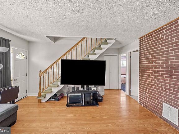 3rd image of 5 Nickelhill Ln