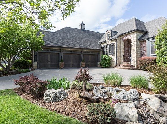 2nd image of 1409 W Chaumont Cir